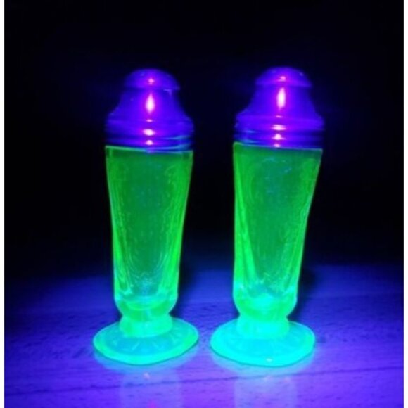 Vintage 1930s Hazel Atlas Royal Lace Uranium Green 4" Salt Pepper Shaker Pair - Picture 1 of 12